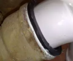 Соединение унитаза с трубой канализации