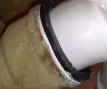 Соединение унитаза с трубой канализации